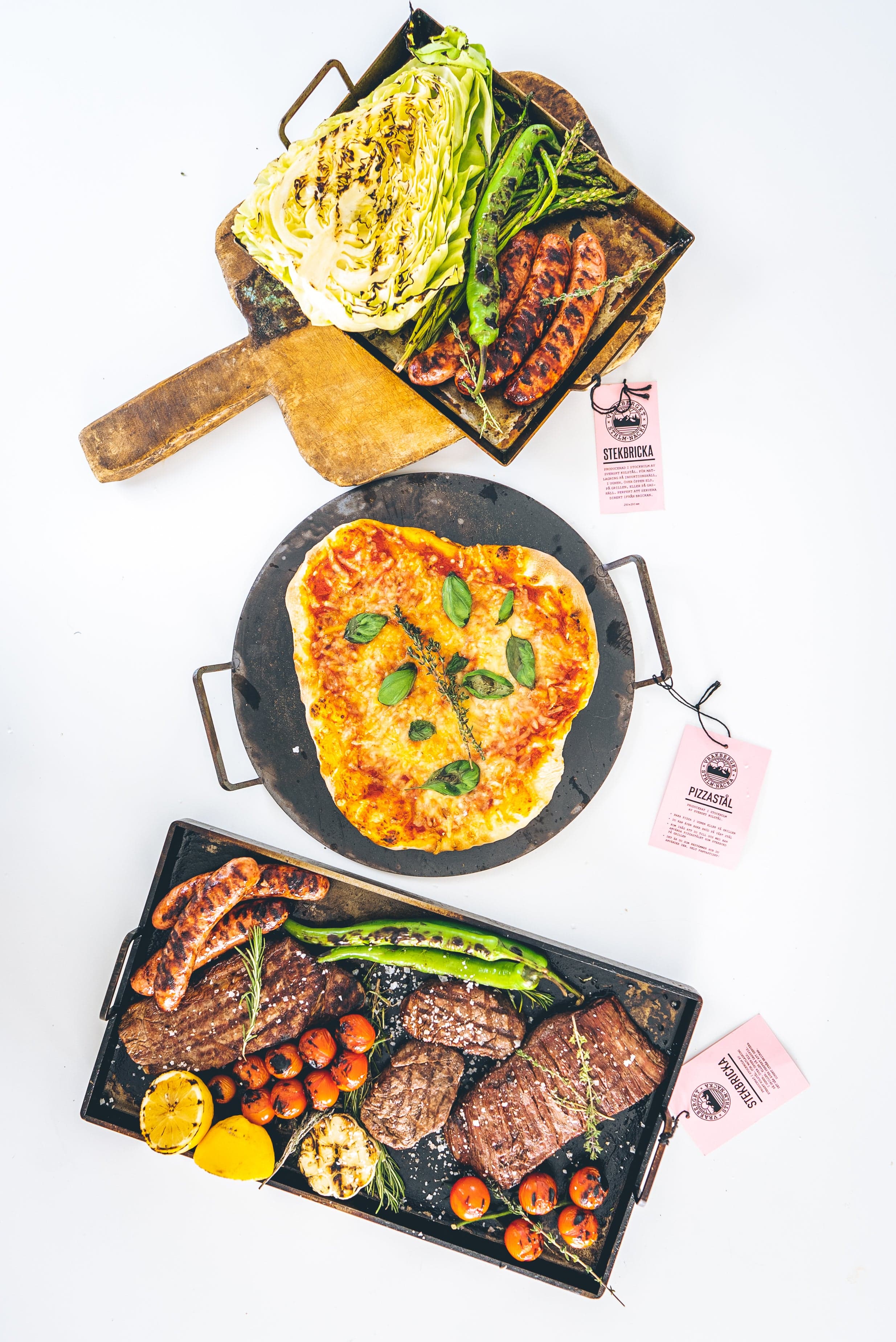 Grillad kål och korv på en Stekbricka, hemmagjord pizza på ett Pizzastål och grillat kött — matlagning på öppen eld